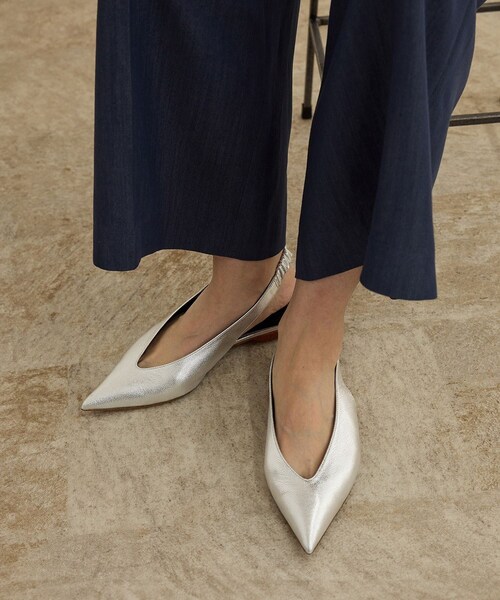ROPE'（ロペ）の「ポインテッドVカットパンプス（パンプス・レディース・ブラック/シルバー・36/36.5/37.5）」の3枚目の写真