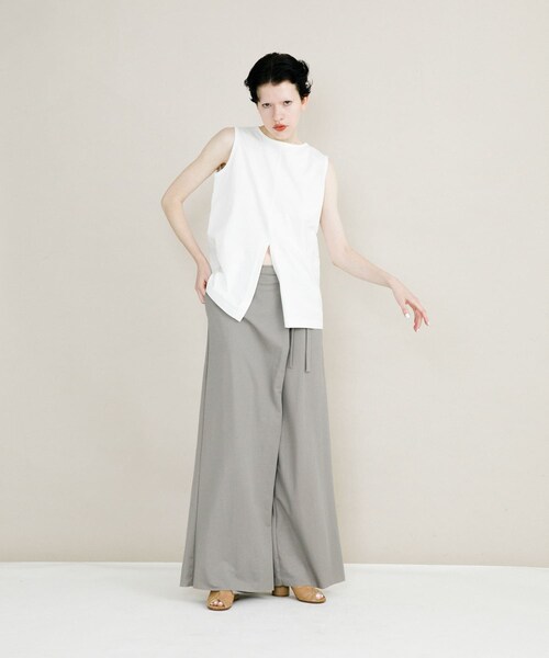 LAATO（ラート）の「slit no sleeve tee（タンクトップ・レディース・パール/クレイ・FREE）」の10枚目の写真