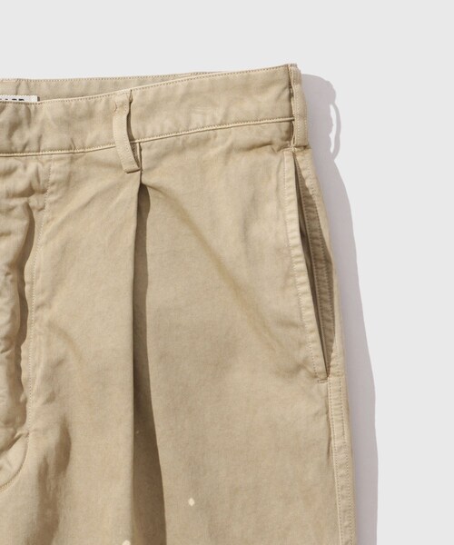 ADAM ET ROPE'（アダムエロペ）の「【AURALEE/オーラリー】GARMENT-DYED FINX LIGHT CHINO ONE-TUCK WIDE PANTS（チノパンツ・メンズ・ブラック/ベージュ・3/4/5）」の9枚目の写真