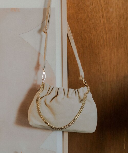 URBAN RESEARCH(アーバンリサーチ)の「レザーギャザーバッグ(ショルダーバッグ・レディース・BLACK/BROWN/BEIGE・-)」の4枚目の写真
