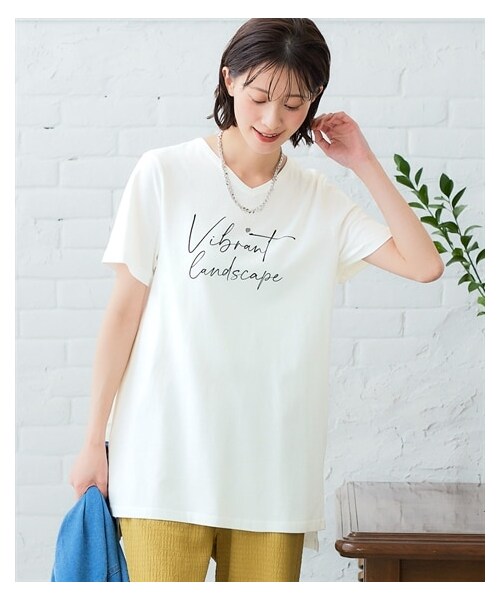 nissen（ニッセン）の「【ひんやりコットン】プリントVネックチュニックTシャツ（綿１００％・接触冷感・UVカット）（選べる柄）＜大きいサイズ有＞（チュニック・レディース・[終売]カジュアルロゴ:グレージュ/[終売]カジュアルロゴ:アイス杢/[終売]タテロゴ:黒/タテロゴ:オフホワイト/カレッジロゴ:オフホワイト/[終売]カレッジロゴ:グレージュ/[終売]ソファネコ:スモーキーブルー/[終売]かくれんぼネコ:ネイビー/[終売]かくれんぼネコ:アイス杢/タワー:ミント/カットフラワー:ラベンダー/[終売]マリンロゴ:ブルーグリーン/[終売]アメカジロゴ:チャコールグレー/[終売]フライングバード:モーブグリーン/大人ロゴ:オフホワイト/ポップネコ:ブルーグリーン/カーブロゴ:黒/ソフトロゴ:チャコールグレー/ボタニカル:ミント/ハートロゴ:ピンクベージュ/衿花:ダークブルー/ブックネコ:オートミール/フレンチロゴ:ベージュ/筆記ロゴ:オフホワイト/パンダ:チャコールグレー/伸びネコ:ネイビー/花:ダークピンク/シティ:ソフトブルー・S/M/L/LL/3L/4L/5L/6L）」の3枚目の写真