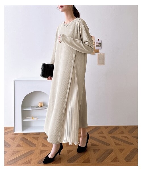 nissen（ニッセン）の「ふんわりリブニットソー　プリーツ切替ワンピース（ワンピース・レディース・ブラック/モカ/ネイビー/グレージュ・M/L/LL/3L/4L/5L/6L）」の2枚目の写真