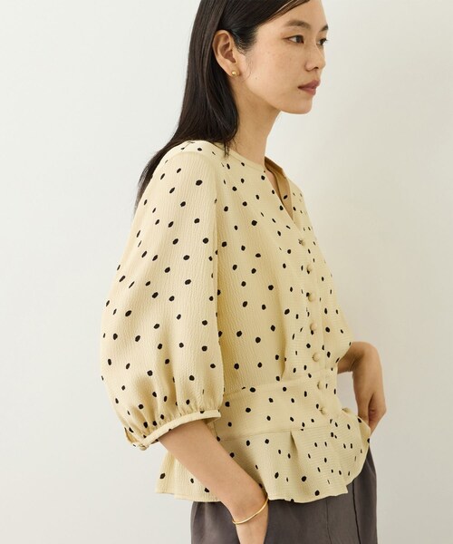 ROPE'(ロペ)の「ドットプリントウエストタックペプラムブラウス/イージーケア(シャツ/ブラウス・レディース・ベージュ/ネイビー・F)」の2枚目の写真