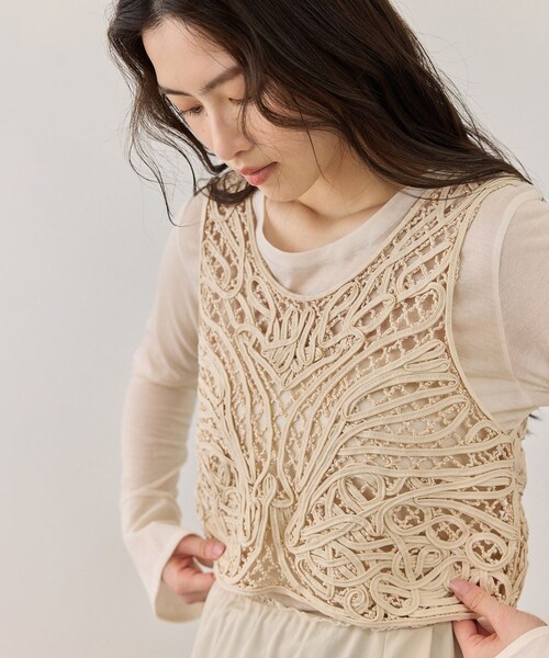 ADAM ET ROPE'（アダムエロペ）の「コードレースタンクジレ（ベスト・レディース・ブラック/キナリ・F）」の7枚目の写真