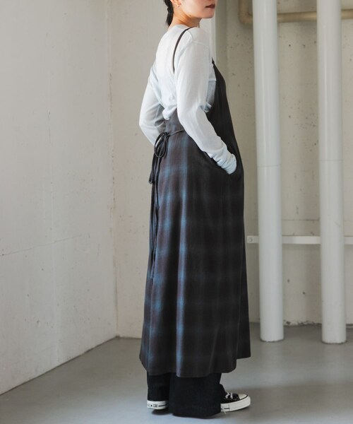 URBAN RESEARCH DOORS(アーバンリサーチドアーズ)の「FORK&SPOON オンブレチェックエプロンワンピース(ワンピース・レディース・BLU×BRN/BEG×KHK・1/2)」の10枚目の写真