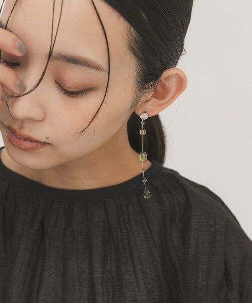 KBF（ケイビーエフ）の「シズクピアス（ピアス（両耳用）・レディース・CLEAR/KHAKI・One）」の5枚目の写真