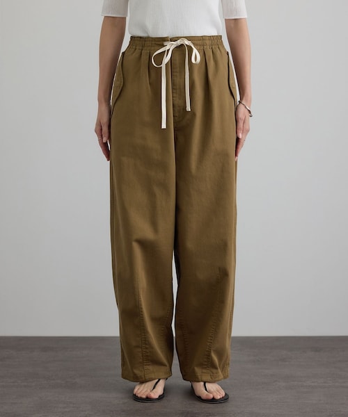 ADAM ET ROPE'（アダムエロペ）の「【WEB限定】ブロークンツイルミリタリータックカーゴパンツ（カーゴパンツ・レディース・オフホワイト/キャメル/カーキ・F）」の11枚目の写真