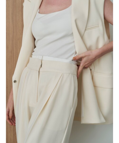 ELENDEEK（エレンディーク）の「SQUARE NECK PAD TANK TOP（Tシャツ/カットソー・レディース・オフホワイト/ライトグレー/グレー/ブラック/ピンク/イエロー/ネイビー/パープル/ブラウン/ベージュ・F）」の2枚目の写真