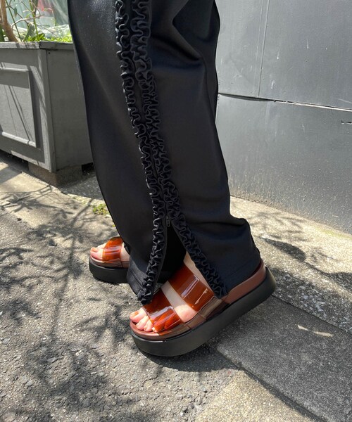 RODE SKO（ロデスコ）の「TEMPERATE　ENZOクリアカラーサンダル（サンダル・レディース・AMBER/BLACK・38/40）」の3枚目の写真