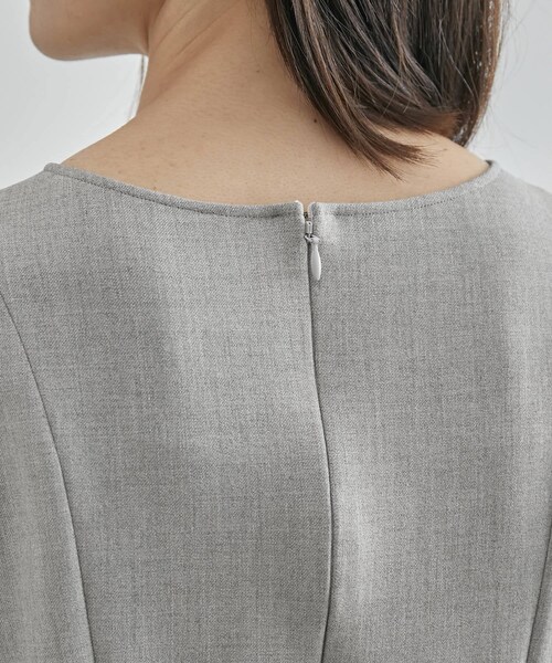 ROPE'（ロペ）の「裏起毛ペプラムブラウス/セットアップ対応（シャツ/ブラウス・レディース・グレー/ブラック/オフホワイト・38）」の14枚目の写真