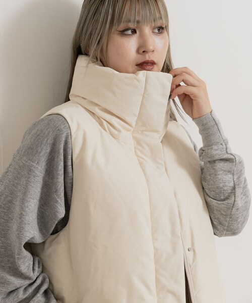 THE GOODLAND MARKET（ザグッドランドマーケット）の「KWD　STAND COLLAR DOWN VEST（その他アウター・レディース・Ivory/Black・one）」の4枚目の写真