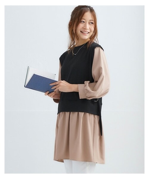 nissen（ニッセン）の「フェイクレイヤードカットソーチュニック（選べるデザイン・体型カバーも◎）＜大きいサイズ有＞（チュニック・レディース・ネイビー系(衿刺しゅう)/チャコール杢系(衿刺しゅう)/黒系(裾刺しゅう)/ネイビー系(裾刺しゅう)/スモーキーカーキ(パーカー)/スモーキーグレー(パーカー)/モカ系(裾シャツ)/ネイビー系(裾シャツ)/杢グレー系(ストライプ)/ネイビー系(ストライプ)/ダークモカ(パーカー)/ネイビー系(プリーツ)/グレージュ系(プリーツ)/黒×オフホワイトボーダー(レース)/ベージュ系(ベスト)/モカ系(衿レース)/チャコール系(配色切替)/チャコールグレー系(衿レース)/ブルー系(ジャガードベスト)/黒系(テレコベスト)/黒系ストライプ(ベスト)/ベスト(黒系ストライプ)/スキッパー(チャコールグレー系)/Aラインベスト(ベージュ系)/衿元ステッチ刺しゅう(ネイビー系)/衿レース(モカ系)/衿レース(チャコールグレー系)/テレコベスト(グレージュ系)/サイドプリーツ(黒系)/肩ボタン(黒系ストライプ)/テレコベスト(ライトグレー系)/袖刺しゅう(ネイビー系)・S/M/L/LL/3L/4L/5L/6L/8L/10L）」の9枚目の写真