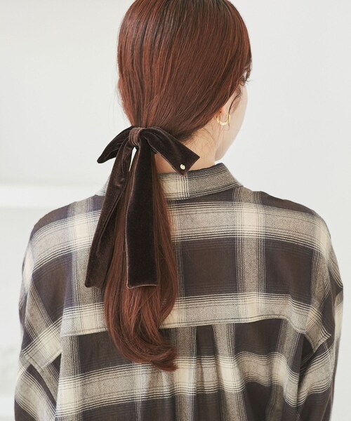 VIS（ビス）の「ベロアリボンヘアカフ（バレッタ/ヘアクリップ・レディース・ブラック/ダークブラウン・F）」の2枚目の写真