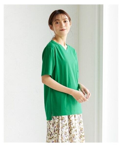 nissen（ニッセン）の「Vネック5分袖Tシャツ（Tシャツ/カットソー・レディース・黒/ネイビー/オフホワイト/グレイッシュモカ/モスカーキ/ロイヤルグリーン/スモークピンク/バーガンディ/アプリコット/ライムイエロー/グレイッシュブルー/ダークグリーン/ラズベリー・L/LL/3L/4L/5L/6L/8L/10L/S/M）」の5枚目の写真