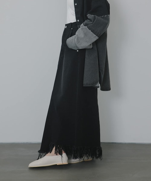 KBF(ケイビーエフ)の「アシメフリンジデニムスカート(デニムスカート・レディース・L.BLUE/BLACK・One)」の5枚目の写真