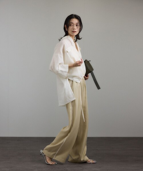 ADAM ET ROPE'（アダムエロペ）の「シアーリネンスキッパードルマンシャツ（シャツ/ブラウス・レディース・ブラック/ホワイト/ブラウン・F）」の6枚目の写真