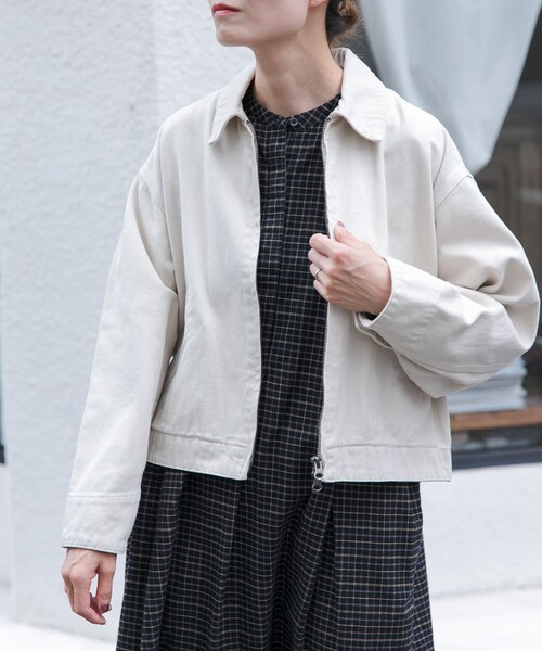 URBAN RESEARCH DOORS(アーバンリサーチドアーズ)の「FORK&SPOON ガーメントダイツイルジップブルゾン(ブルゾン・レディース・IVORY/CHARCOAL・1)」の4枚目の写真