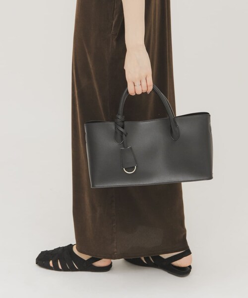 KBF（ケイビーエフ）の「チャーム付きワイドボックスBAG（ハンドバッグ・レディース・OFF/BLACK・One）」の14枚目の写真