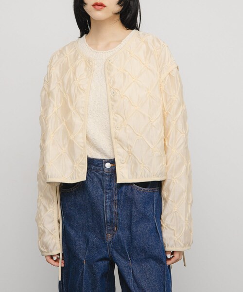 KBF（ケイビーエフ）の「シャーリングショートジャケット（ブルゾン・レディース・IVORY/BLACK・one）」の4枚目の写真