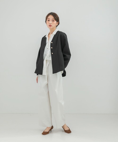 URBAN RESEARCH ROSSO（アーバンリサーチロッソ）の「『WEB限定』デザインボタンペプラムツイルジャケット（ノーカラージャケット・レディース・IVORY/BLACK・Free）」の20枚目の写真