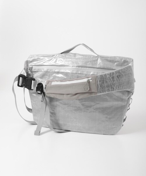EKAL(エカル)の「CMF OUTDOOR GARMENT MESSENGER BAG DYNEEMA(メッセンジャーバッグ・メンズ・GRAY/WHITE・One)」の5枚目の写真