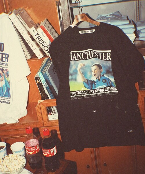 ADAM ET ROPE'(アダムエロペ)の「【THE CULTURE CODE × Kevin Cummins for WILD LIFE TAILOR】T-SHIRT MANCHESTER CITY - BOY(Tシャツ/カットソー・メンズ・ブラック/ホワイト・L/M/XL)」の16枚目の写真