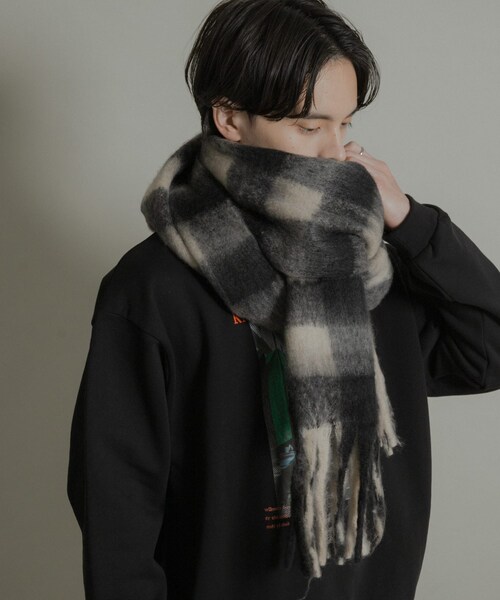 SENSE OF PLACE by URBAN RESEARCH(センスオブプレイスバイアーバンリサーチ)の「ブロックチェックボリュームマフラー(マフラー・メンズ・BLACK/BLUE・One)」の4枚目の写真