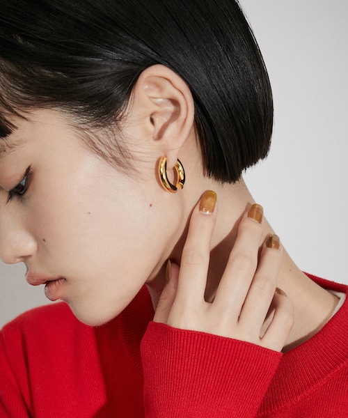 ADAM ET ROPE'（アダムエロペ）の「【公式サイト限定】【MARIA BLACK】Follow The Path Hoop 25 Gold HP（ピアス（片耳用）・レディース・ゴールド・F）」の3枚目の写真