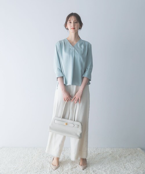 URBAN RESEARCH ROSSO（アーバンリサーチロッソ）の「シルキーツイルVネックブラウス（シャツ/ブラウス・レディース・OFF/MINT/NAVY・Free）」の17枚目の写真