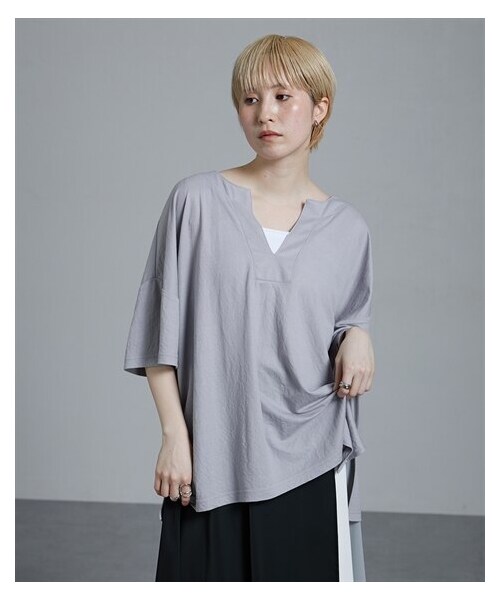 nissen（ニッセン）の「鹿の子素材キーネックデザインゆったりサイズ半袖Ｔシャツ　［Soiunique］（Tシャツ/カットソー・レディース・グレー/ブラック/カーキ・M/L/LL）」の6枚目の写真
