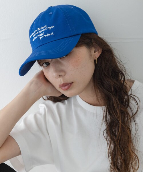URBAN RESEARCH Sonny Label（アーバンリサーチサニーレーベル）の「エンブロイダリーメッセージキャップ（キャップ・レディース・イエローベージュ/ブルー/レッドブラウン・One）」の2枚目の写真