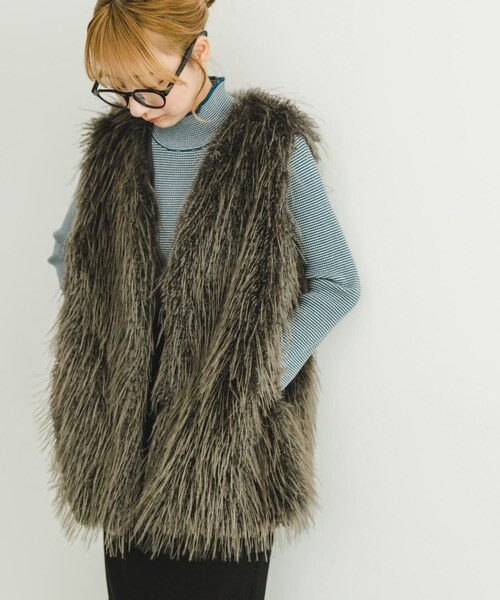 ITEMS URBANRESEARCH（アイテムズ アーバンリサーチ）の「フェイクファーベスト（テーラードジャケット・レディース・CHA/OFF・FREE）」の3枚目の写真