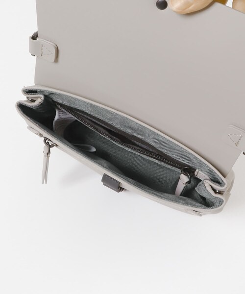 SENSE OF PLACE by URBAN RESEARCH（センスオブプレイスバイアーバンリサーチ）の「GASTON LUGA　Splash Crossbody Bag（ショルダーバッグ・メンズ・BLACK/TAUPE/BROWN・One）」の10枚目の写真