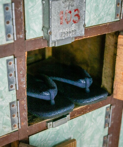 URBAN RESEARCH(アーバンリサーチ)の「SENTO-GRASHI 「ゆ」geta(サンダル・メンズ・NV/BG・小/大)」の3枚目の写真