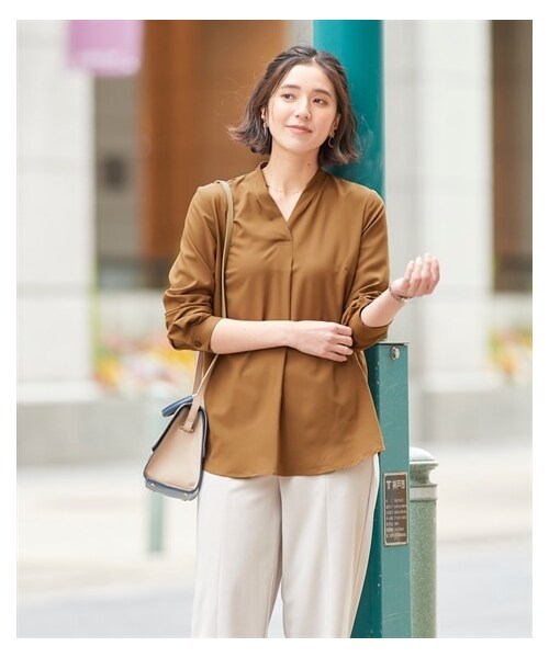 nissen（ニッセン）の「大きいサイズ 【しっとりしなやか素材】ストレッチシンプルVネックブラウス（シャツ/ブラウス・レディース・モカブラウン/チャコールネイビー/オフホワイト/スモーキーグリーン/トープグレー/ラベンダー/スモークプラム・L/LL/3L/4L/5L/6L/8L/10L）」の11枚目の写真