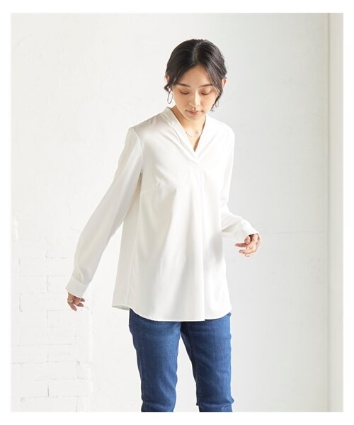 nissen（ニッセン）の「大きいサイズ 【しっとりしなやか素材】ストレッチシンプルVネックブラウス（シャツ/ブラウス・レディース・モカブラウン/チャコールネイビー/オフホワイト/スモーキーグリーン/トープグレー/ラベンダー/スモークプラム・L/LL/3L/4L/5L/6L/8L/10L）」の7枚目の写真