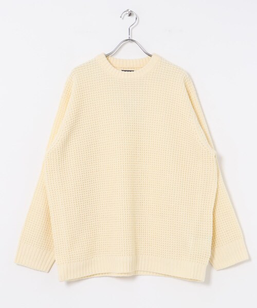 ITEMS URBANRESEARCH(アイテムズ アーバンリサーチ)の「ワッフル編み クルーネックニット(ニット/セーター・メンズ・OLV/OFF/BLK/CHA/MOC・S/M/L)」の12枚目の写真
