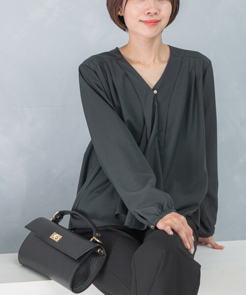 URBAN RESEARCH ROSSO（アーバンリサーチロッソ）の「ウォッシャブルVネックフレアブラウス（シャツ/ブラウス・レディース・OFF WHITE/CHARCOAL・FREE）」の16枚目の写真