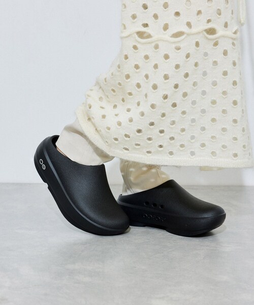 ADAM ET ROPE'（アダムエロペ）の「【OOFOS（ウーフォス）】Oocloog+（サンダル・レディース・ブラック・23/24/25）」の4枚目の写真