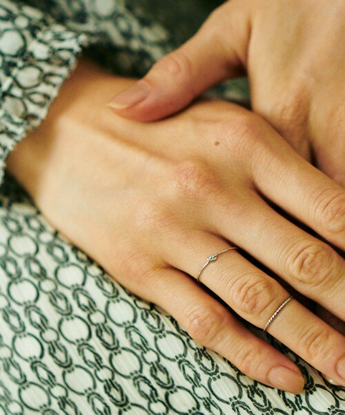 ROPE'(ロペ)の「【Lulu】R(ロペ アール)PT ノットモチーフナローリング(リング・レディース・シルバー系・11/13)」の8枚目の写真