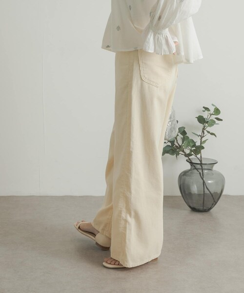 URBAN RESEARCH DOORS（アーバンリサーチドアーズ）の「『別注』Lee×DOORS　コーデュロイパンツ（その他パンツ・レディース・アイボリー/チャコール/パープル・S/M）」の9枚目の写真