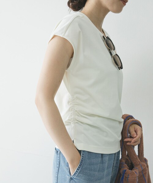 URBAN RESEARCH(アーバンリサーチ)の「サイドギャザーカットソー(Tシャツ/カットソー・レディース・OFF WHITE/BLACK/BROWN・Free)」の8枚目の写真