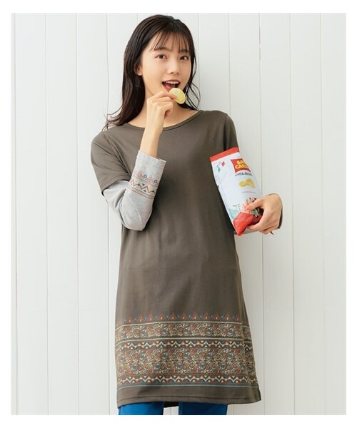 nissen（ニッセン）の「大きいサイズデザインいろいろ選べる綿混プリントカットソーチュニック（チュニック・レディース・黒×オフホワイト(バックロゴ)/チャコールグレー×杢グレー(ペイズリー)/ベージュ(スタンプ)/カーキ(袖プリント)/ピンク(ネコ)/オフホワイト(水彩画)/チャコールグレー(レタード)/モカ(レース)/パープル(パンダ)/ネイビー(ロゴ)・L/LL/3L/4L/5L/6L/8L/10L）」の16枚目の写真