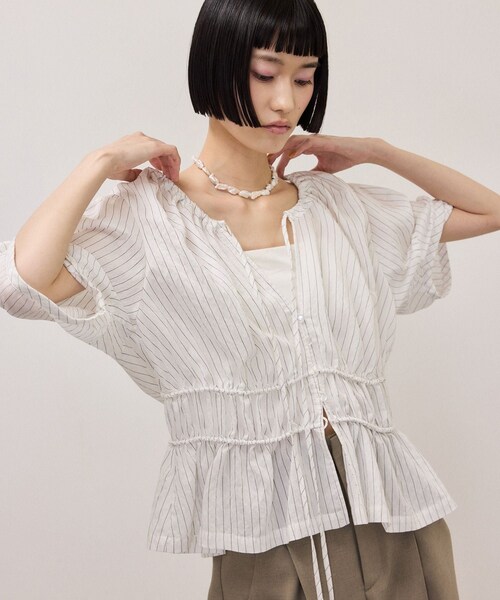 ADAM ET ROPE'(アダムエロペ)の「ウエストギャザーリボンブラウス(シャツ/ブラウス・レディース・ホワイト系/ブラウン系/サックス・F)」の17枚目の写真