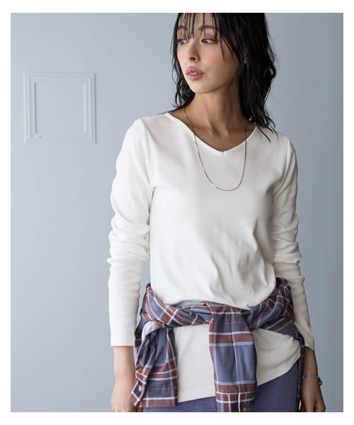 nissen（ニッセン）の「綿１００％フライス素材Ｖネック長袖Ｔシャツ（UVカット）＜大きいサイズ有＞（Tシャツ/カットソー・レディース・黒/オフホワイト/グレージュ/杢チャコールグレー/ネイビー/ライムグリーン/トープ/ディープグリーン/クラウドピンク/パープル・L/LL/3L/4L/5L/6L/8L/10L/S/M）」の14枚目の写真