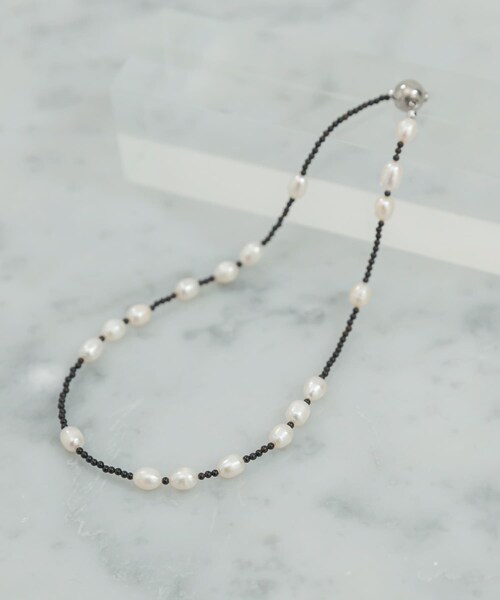 URBAN RESEARCH ROSSO（アーバンリサーチロッソ）の「in mood　ONX&RICEPRL 36CM CHOKER（ネックレス・レディース・BKWH・-）」の2枚目の写真