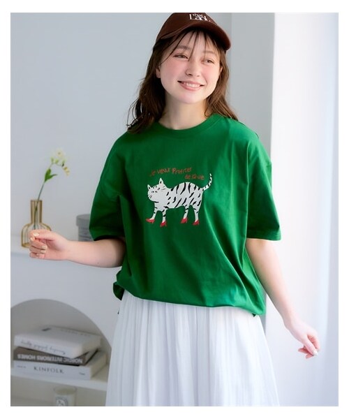 nissen（ニッセン）の「＜大きいサイズ＞ 【ひんやりコットン】綿100％ゆるシルエットプリントＴシャツ（接触冷感・UVカット）（Tシャツ/カットソー・レディース・黒(フォト猫)/ピンクベージュ(靴)/チャコール(フラワー)/黒(メッセージ)/グレイッシュベージュ(ロゴ)/サンドベージュ(バックロゴ)/アッシュブルー(メッセージ)/オフホワイト(フォト)/チャコール(バックプリント)/ネイビー(ヴィンテージ風)/モカブラウン(ロゴ)/グレイッシュネイビー(ナンバー)/チャコール(フォト)/グリーン(CAT)/黒(ロゴメッセージ)/グレージュ(ウサギ)/コーラルピンク(変身ポーズ)/黒(フラワー&ロゴ)/ネイビー(月とメッセージ)・L/LL/3L/4L/5L/6L/8L/10L/M）」の10枚目の写真