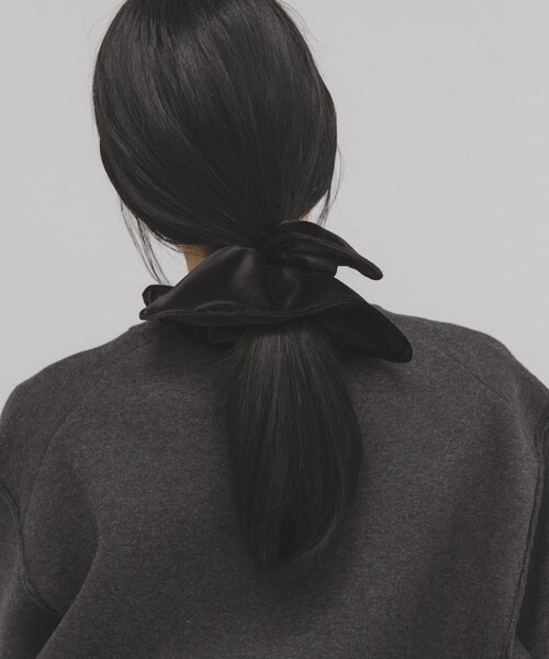 KBF（ケイビーエフ）の「スクエアベロアシュシュ（ヘアゴム・レディース・BROWN/BLACK・One）」の6枚目の写真