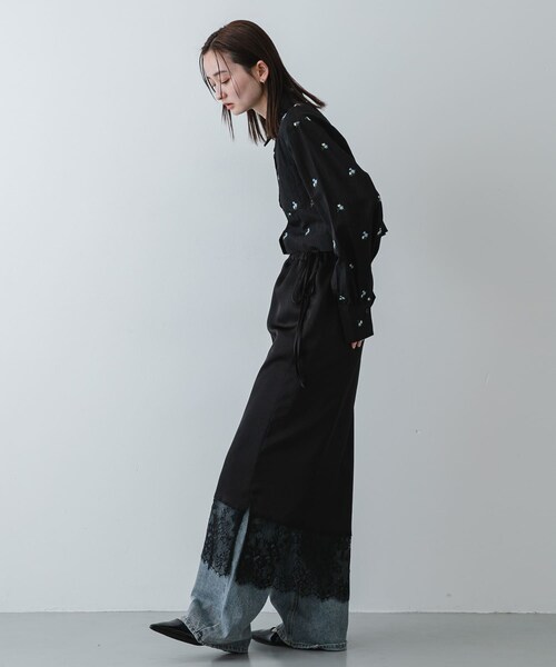SENSE OF PLACE by URBAN RESEARCH(センスオブプレイスバイアーバンリサーチ)の「フラワーエンブロイダリークロップドシャツ(シャツ/ブラウス・レディース・WHITE/Y.BEIGE/BLACK・One)」の16枚目の写真