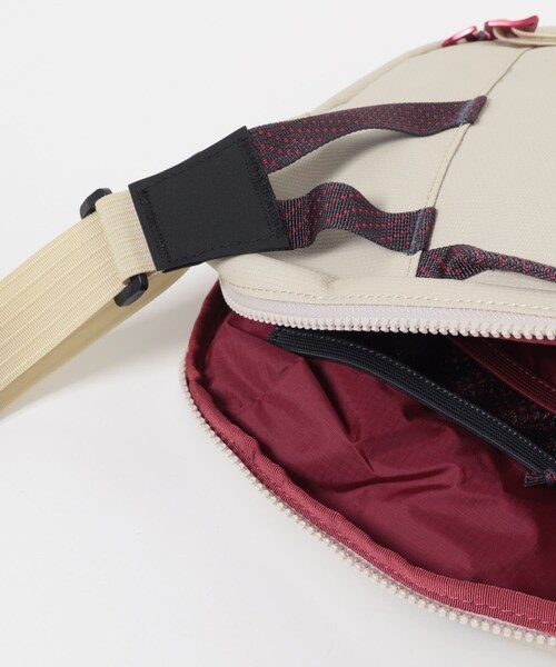 EKAL(エカル)の「KLATTERMUSEN Gaut Messenger Bag(メッセンジャーバッグ・メンズ・S Creme/Raven・one)」の5枚目の写真